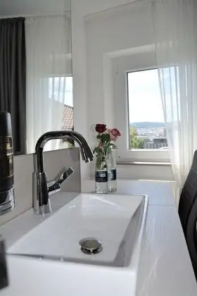 Tek Kişilik Oda, Ortak Banyo, Şehir Manzaralı