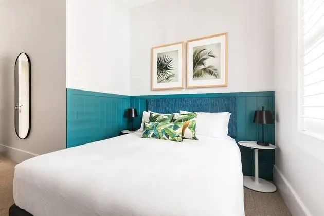Queen Room (Shared Bathroom)