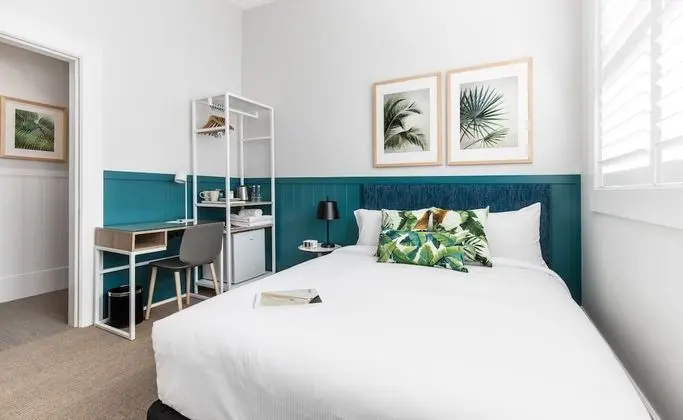 Queen Room (Shared Bathroom)