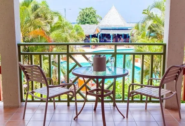 Deluxe Pool View King
