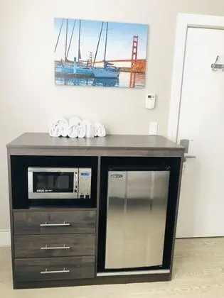 Standard Oda, 1 Büyük (Queen) Boy Yatak, Ortak Banyo