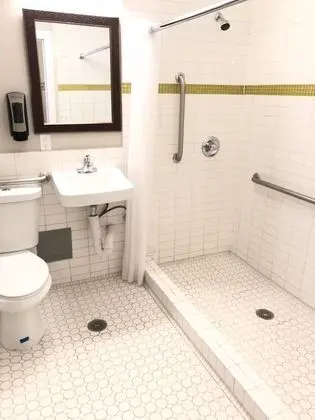 Standard Oda, 1 Büyük (Queen) Boy Yatak, Ortak Banyo