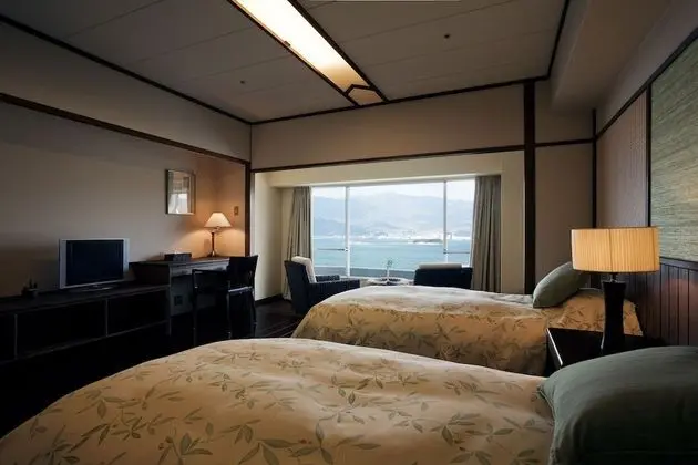 İki Ayrı Yataklı Oda, Sigara İçilmez (Olive Twin)