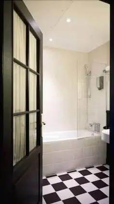 Premium Tek Büyük Yataklı Oda, Küvet, Şehir Manzaralı (Shower)