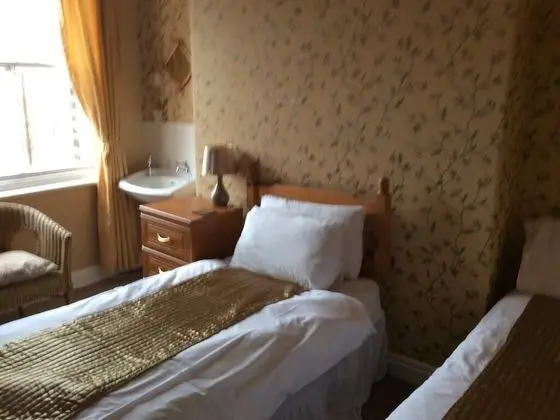 İki Ayrı Yataklı Oda, Ortak Banyo