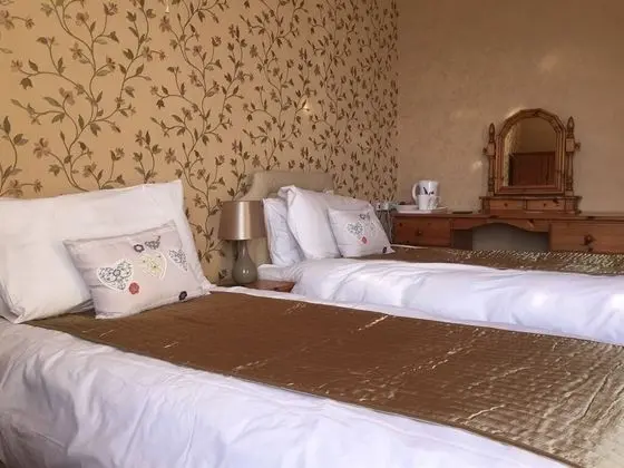 İki Ayrı Yataklı Oda, Ortak Banyo