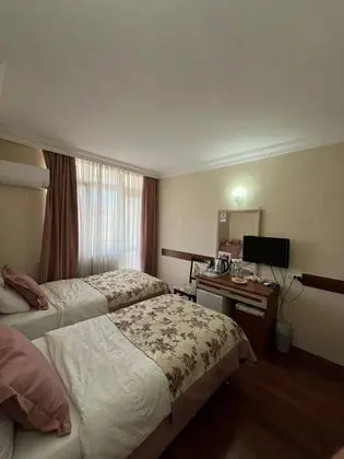 Triple, Kara Manzaralı