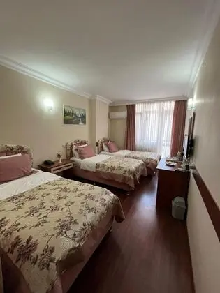 Triple, Kara Manzaralı