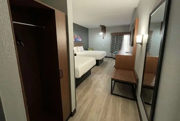 Oda, 2 Büyük (Queen) Boy Yatak, Engellilere Uygun, Sigara İçilmez (Roll-In Shower)
