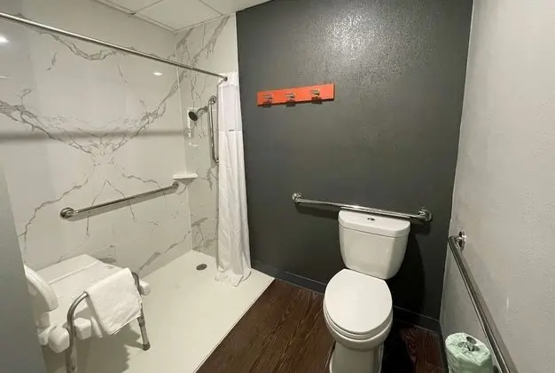 Oda, 2 Büyük (Queen) Boy Yatak, Engellilere Uygun, Sigara İçilmez (Roll-In Shower)