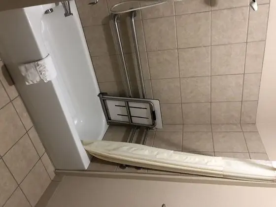 Oda, 2 Büyük (Queen) Boy Yatak, Engellilere Uygun, Sigara İçilmez (Mobility,Tub w/Grab Bars)