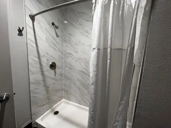 Oda, 1 Büyük (Queen) Boy Yatak, Engellilere Uygun, Sigara İçilmez (Roll-In Shower)