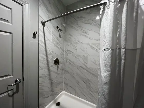 Oda, 1 Büyük (Queen) Boy Yatak, Engellilere Uygun, Sigara İçilmez (Roll-In Shower)