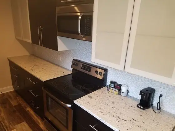 Oda, 1 En Büyük (King) Boy Yatak, Sigara İçilmez (One-Bedroom, Efficiency)