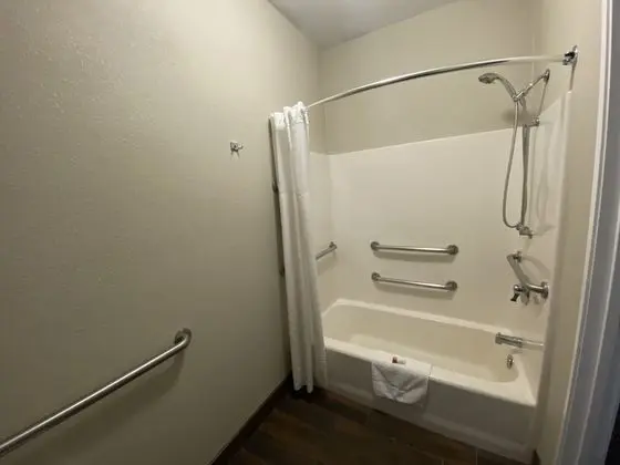 Oda, 1 Büyük (Queen) Boy Yatak, Engellilere Uygun, Sigara İçilmez (Mobility with Bathtub Grab Bars)