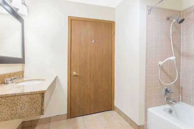 Oda, 1 Büyük (Queen) Boy Yatak, Engellilere Uygun, Sigara İçilmez (Mobility Accessible)