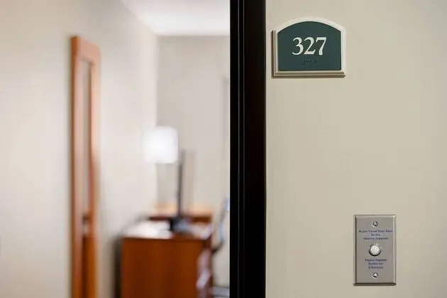 Oda, 1 Büyük (Queen) Boy Yatak, Engellilere Uygun, Sigara İçilmez