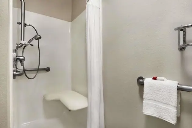 Oda, 2 Büyük (Queen) Boy Yatak, Engellilere Uygun, Sigara İçilmez