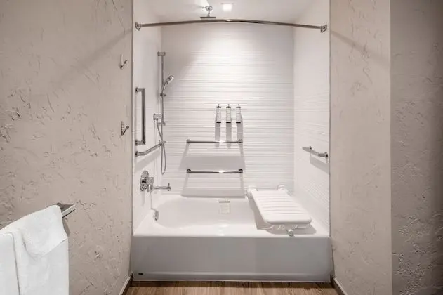 Oda, 1 En Büyük (King) Boy Yatak (Mobility/Hearing Accessible, Tub)