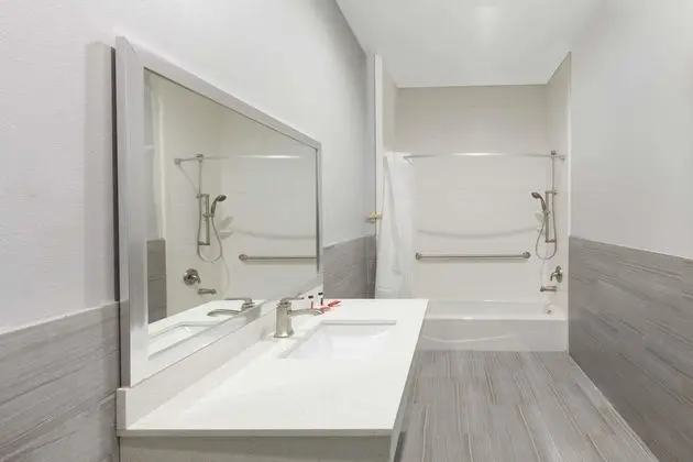 Oda, 1 En Büyük (King) Boy Yatak, Engellilere Uygun (Mobility,Hearing,Tub w/Grab Bars)