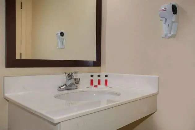 Oda, 2 Büyük (Queen) Boy Yatak, Engellilere Uygun, Sigara İçilmez (Mobility Accessible)