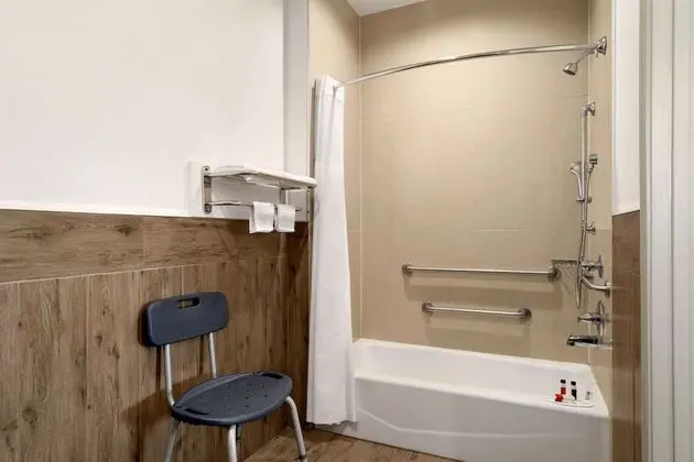 Oda, 2 Büyük (Queen) Boy Yatak, Engellilere Uygun (Mobility/Hearing Impaired Accessible)