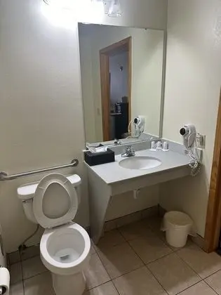 Oda, 2 Büyük (Queen) Boy Yatak, Engellilere Uygun, Sigara İçilmez (Roll-In Shower)