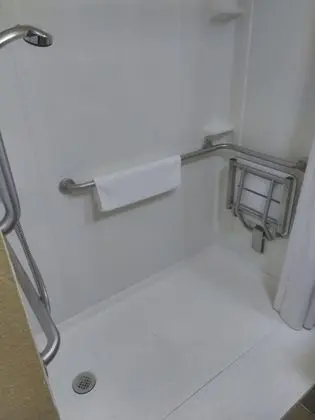 Oda, 1 En Büyük (King) Boy Yatak, Engellilere Uygun, Sigara İçilmez (Mobility Accessible)