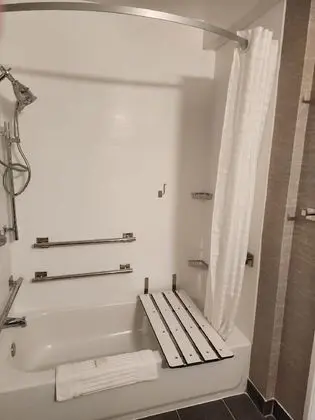 Oda, 2 Büyük (Queen) Boy Yatak, Engellilere Uygun, Sigara İçilmez