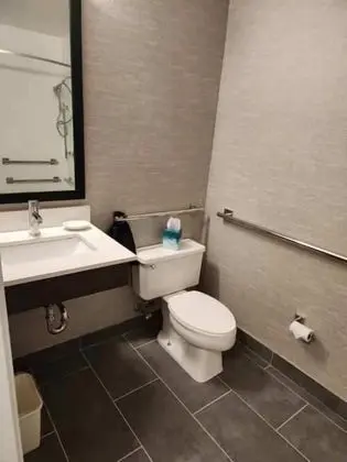 Oda, 2 Büyük (Queen) Boy Yatak, Engellilere Uygun, Sigara İçilmez