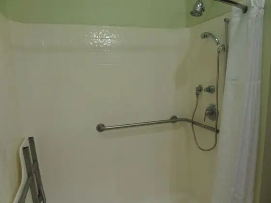 Oda, 1 En Büyük (King) Boy Yatak, Engellilere Uygun (Mobility/Hearing, Tub w/ Grab Bars)