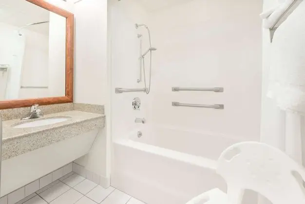 Oda, 2 Büyük (Queen) Boy Yatak, Engellilere Uygun, Sigara İçilmez (Bathtub w/ Grab Bars)