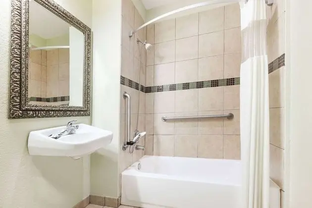 Oda, 2 Büyük (Queen) Boy Yatak, Engellilere Uygun, Sigara İçilmez (Tub with Grab Bars)