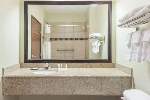 Oda, 2 Büyük (Queen) Boy Yatak, Engellilere Uygun, Sigara İçilmez (Tub with Grab Bars)