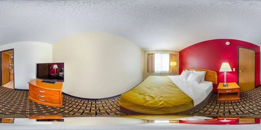 1King Bed, 2 Queen Beds Suite Non Smoking With 2 PersonWhirlpool and No Pets Allowed