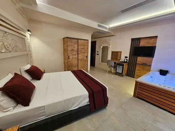 Kiraz Bahçe Tek Büyük Yataklı Oda(14m²), Şehir Manzaralı, Jakuzili (2 Kişilik)
