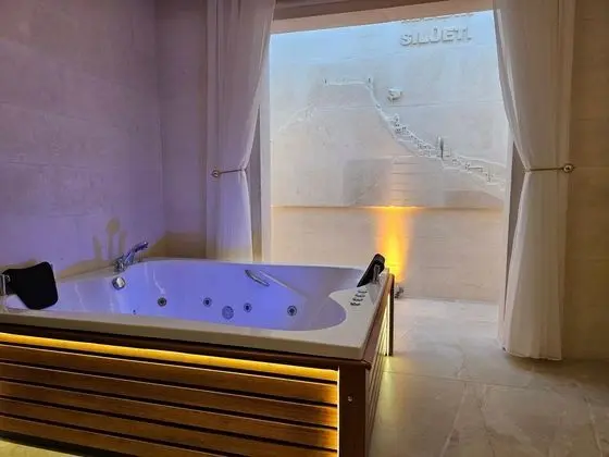 Kiraz Bahçe Tek Büyük Yataklı Oda(14m²), Şehir Manzaralı, Jakuzili (2 Kişilik)