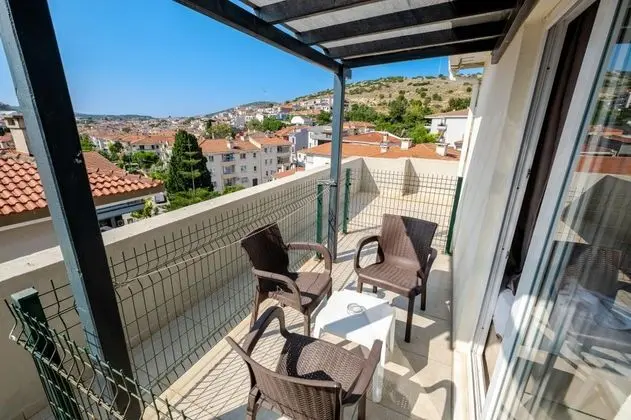 Standart Üç Kişilik Oda, Bahçe Manzaralı
