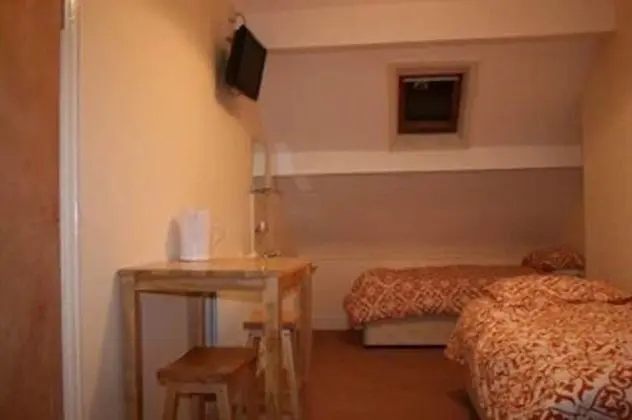 Basic İki Ayrı Yataklı Oda, Ortak Banyo