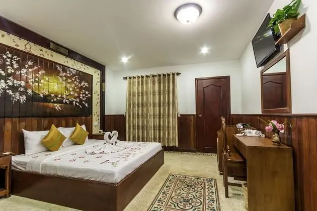 Deluxe Tek Büyük Yataklı Oda, Balkon, Havuz Manzaralı