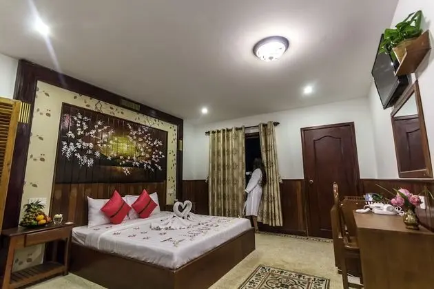 Deluxe Tek Büyük Yataklı Oda, Balkon, Havuz Manzaralı