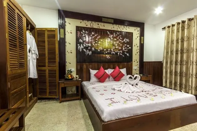 Deluxe Tek Büyük Yataklı Oda, Balkon, Havuz Manzaralı