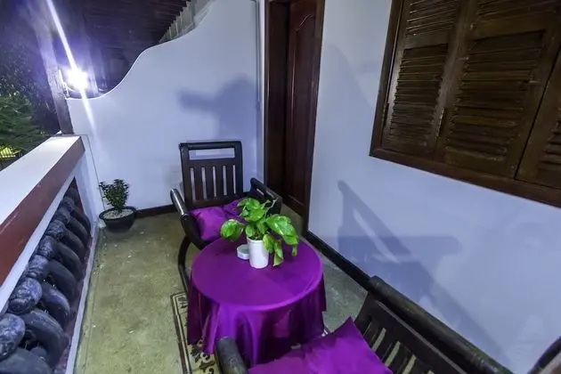 Deluxe Tek Büyük Yataklı Oda, Balkon, Havuz Manzaralı