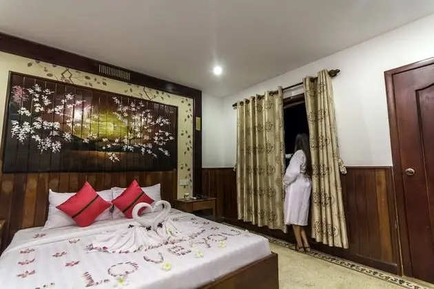 Deluxe Tek Büyük Yataklı Oda, Balkon, Havuz Manzaralı