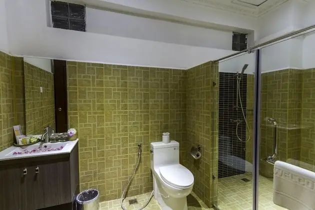Deluxe Tek Büyük Yataklı Oda, Balkon, Havuz Manzaralı