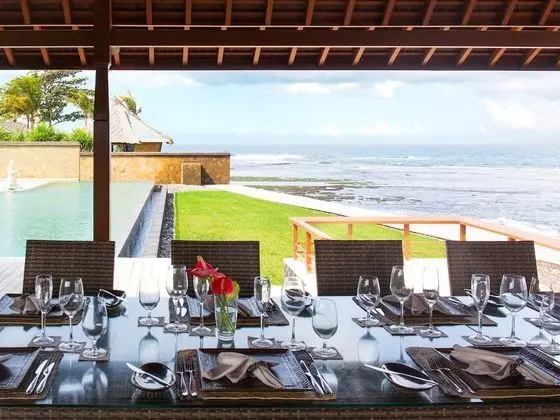 Villa, Denize Sıfır (Bayu Gita)
