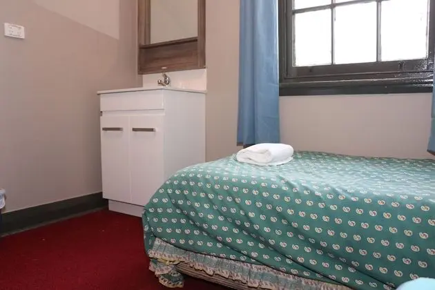 İki Ayrı Yataklı Oda, Ortak Banyo