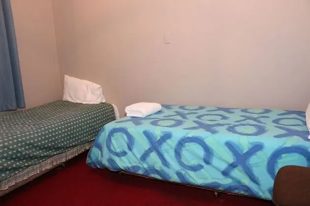 İki Ayrı Yataklı Oda, Ortak Banyo