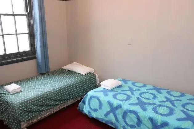 İki Ayrı Yataklı Oda, Ortak Banyo