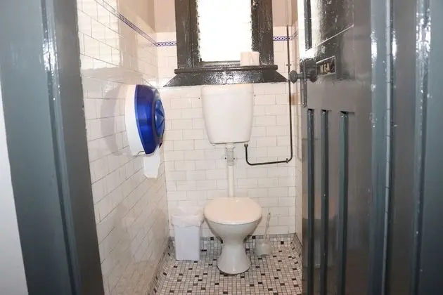 Üç Kişilik Oda, Ortak Banyo